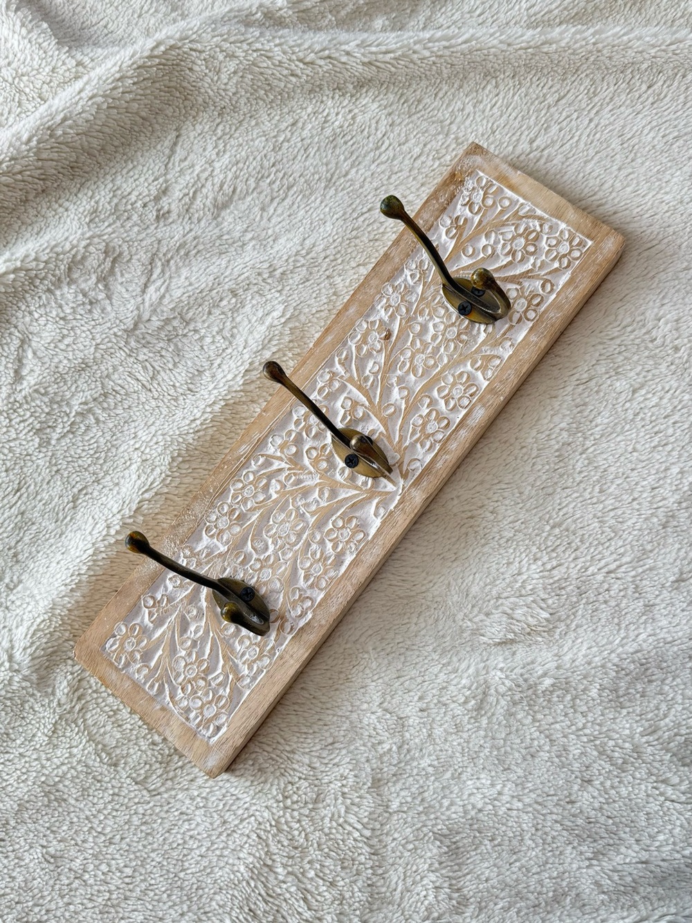 Carved Wood 3-Hook Wall Rack in White and Natural